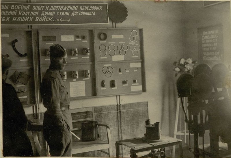 Фотография: Экспонаты деталей рационализации и изобретательства частей 26 РАБ (району авиационного базирования)