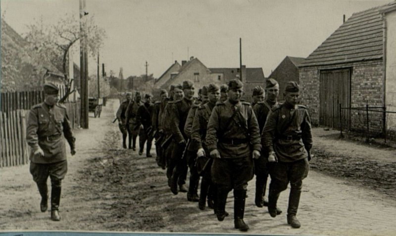 Фотография: Бойцы батальона капитана Попова (338 стрелкового полка 172 стрелковой дивизии) проходят по улицам занятого ими населенного пункта