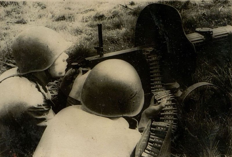 Фотография: Отважные пулеметчики: старший сержант Лапин и младший сержант Ильин