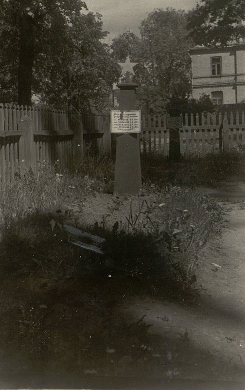 Фотография: Воинское захоронение солдат Макарова Н.И., сержанта Тихомирова Б.Н., Старший Сержант а Кафанова Д.П., сержанта Левохкина А.Р.