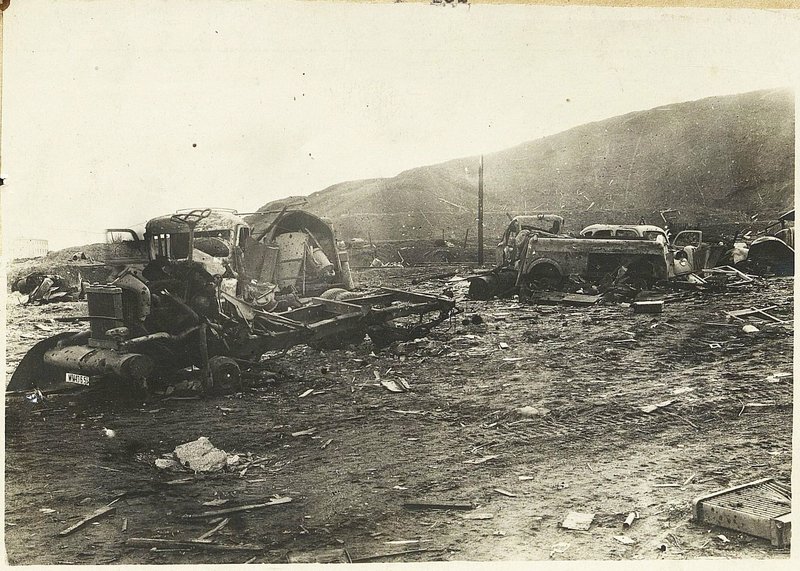 Фотография: Разбитые автомашины бомбардировочными ударами на окраине города Данциг