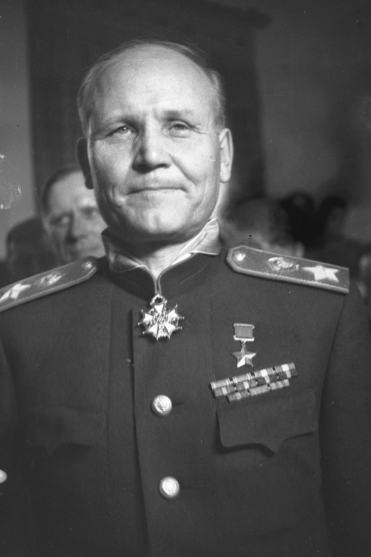 «Маршал И.С. Конев после награждения американским орденом «Легион почёта» из рук генерала Омара Брэдли.»