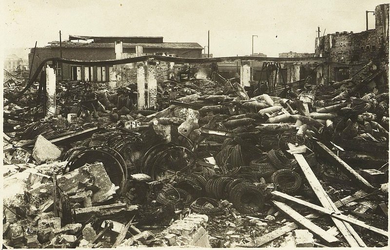 Фотография: Склад глубинных бомб, торпед и др. технического имущества на пристани Вильсона порта Гдыня, разрушены и сожжены прямым попаданием бомб