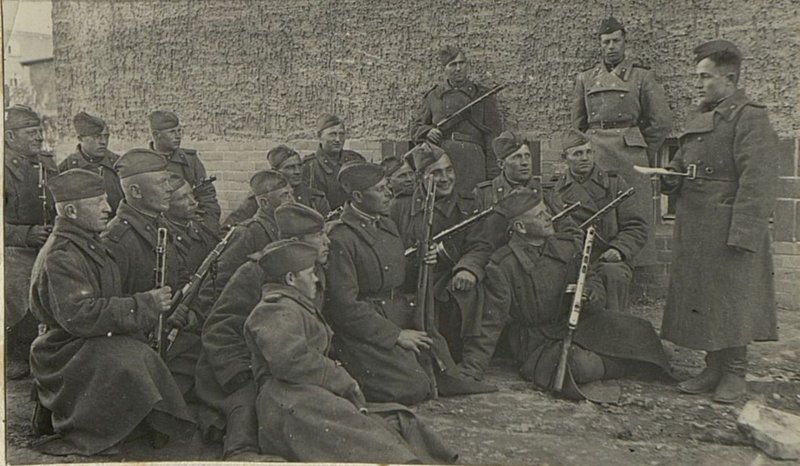 Image: Guards Lieutenant Sivak conducts political information