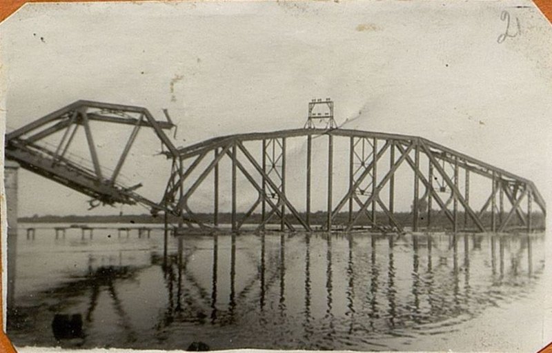 Image: Destroyed superstructures of the bridge over the Vistula river near the Sandomierz mountains