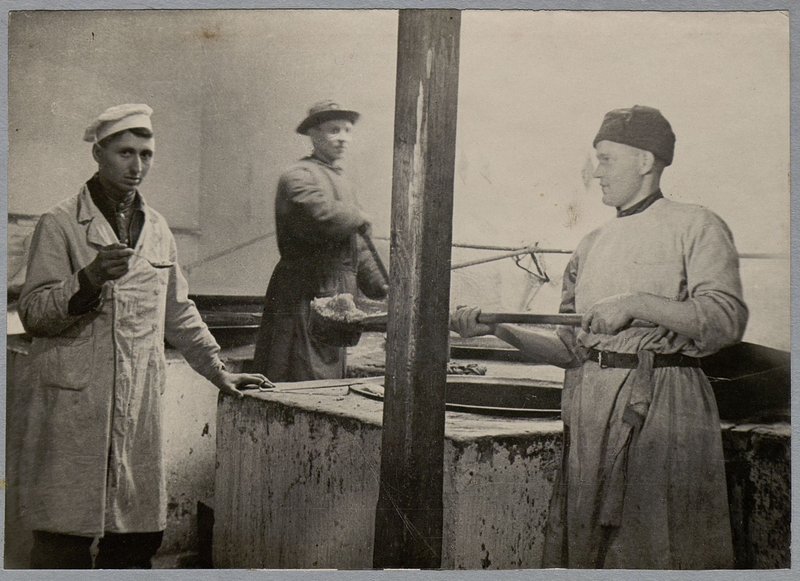 Фотография: Альбом "История 28 автомобильного полка, 1943-1944 гг."