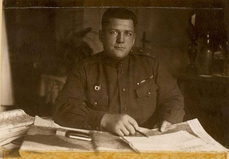Фотография: Начальник политотдела - гвардии полковник Федотов за работой