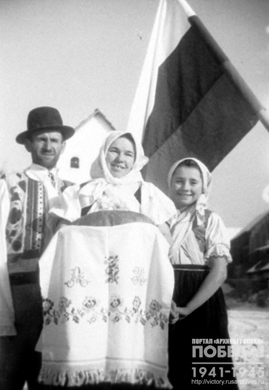 Крестьянин села Нижне-Скальник Ян Ситарчик, его жена Мария и дочь Анна встречают хлебом-солью советских воинов-освободителей