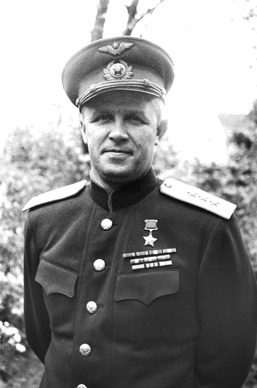 Командующий 16-й воздушной армией генерал-полковник авиации С.И. Руденко (Берлин)