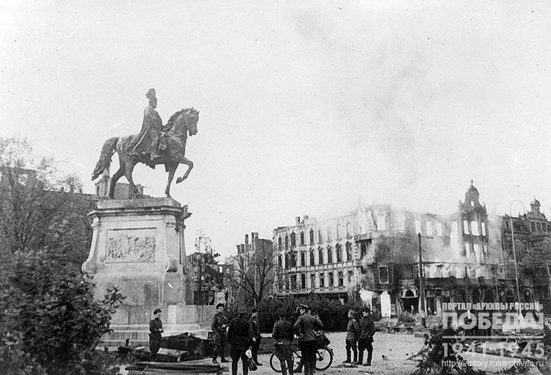 Soviet soldiers and officers on the square of the town of Stettin