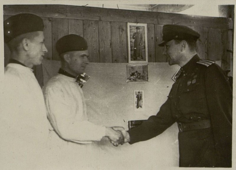 Фотография: Полковник Новиков вручает значки отличника санитарной службы красноармейцам Миронову и Иванову