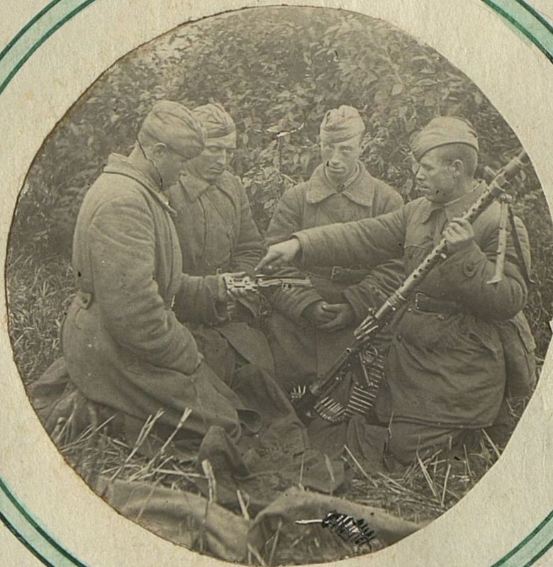 Image: Guards Senior Sergeant Mikheev conducts a lesson on the study of a German machine gun