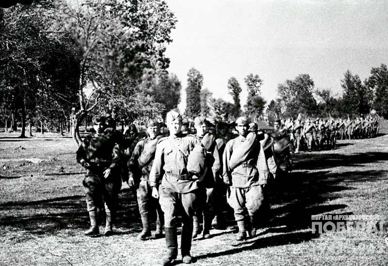 Heroes of the crossing of the Dnieper – soldiers of the detachment of Major A. Prokopenko on the march
