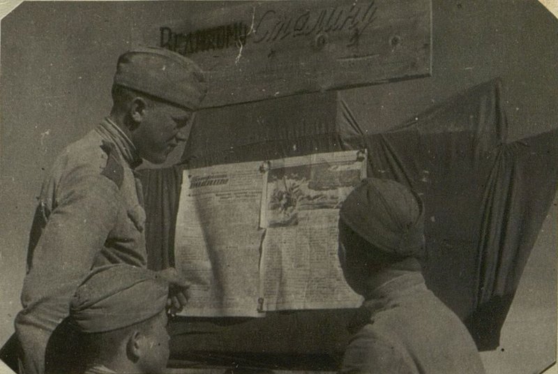 Фотография: Знакомятся со свежим номером боевого листка