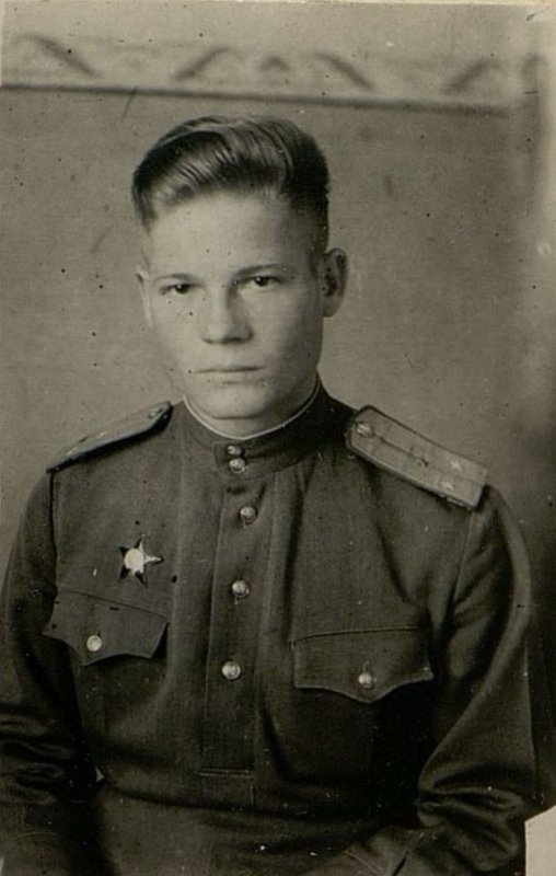 Фотография: Старший инструктор комсомольского отделения политотдела армии старший лейтенант Лучников В.Г.