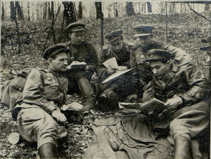 Фотография: Заместитель командира по политчасти 1176 стрелкового полка 350 стрелковой дивизии подполковник Путрин знакомит политработников с боевой задачей