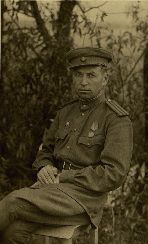 Фотография: Начальник ветеренарной службы старший  ветврач полка Майор ветеринарной службы Землянский