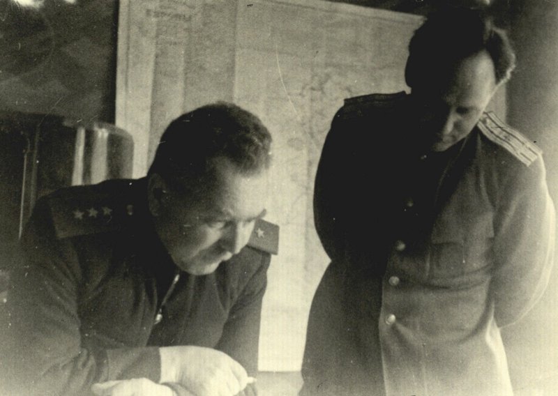Слева - командующий 3-й ударной армией генерал-полковник Кузнецов В.И. Берлинская операция
