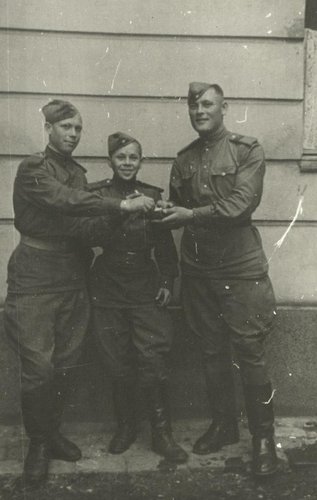 Разведчики 96-го стрелкового полка 140-й стрелковой дивизии, слева направо: Василий Леонтьевич Решетников, Александр Иванович Па