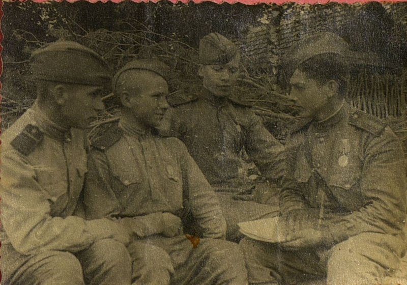 Фотография: Комсорг батальона товарищ Пахарев беседует с вступающими в Комсомол