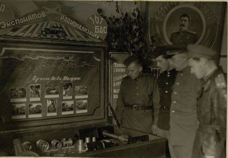 Фотография: Экспонаты деталей рационализации и изобретательства частей 26 РАБ (району авиационного базирования)