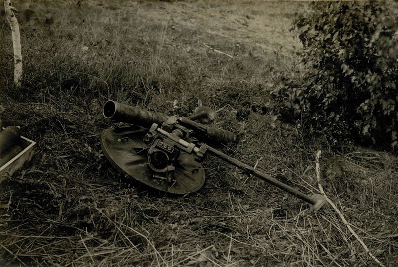 Фотография: Немецкий миномет поврежден осколками снарядов и брошен немцами
