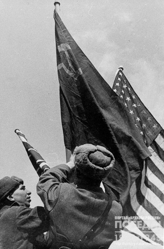 Вывешивание флагов СССР, США и Великобритании перед началом Крымской конференции