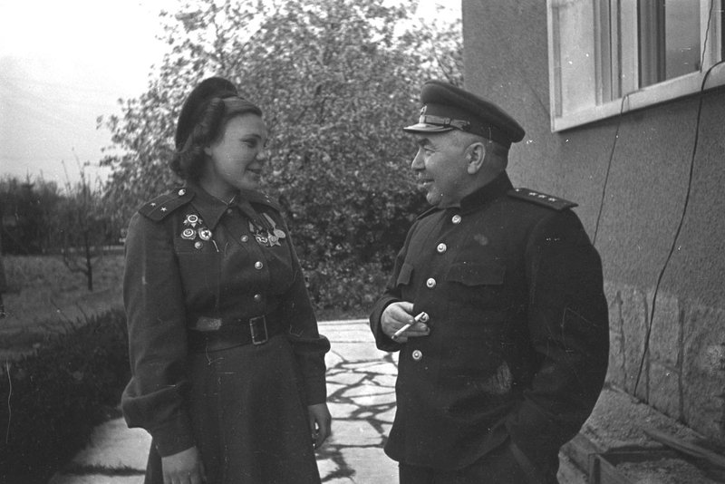Генерал-полковник В. Кузнецов беседует со снайпером Н. Лобковской