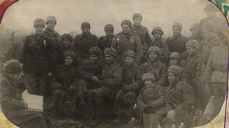 Фотография: Групп партактива полка во главе с полковником Ордановским и подполковником Карпенко