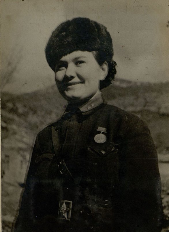Фотография: Митькова Е. Мужество и отвагу в борьбе с врагом, проявила военфельдшер Митькова Катя, которая многим из бойцов спасла жизнь, облегчила боль от ранений. За доблесть и мужество награждена медалью "За отвагу".
