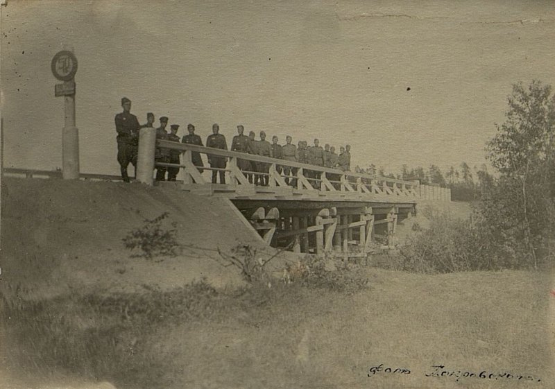 Фотография: Построен мост через реку Оболь. Строил. взвод гвардии лейтенанта Кабанова