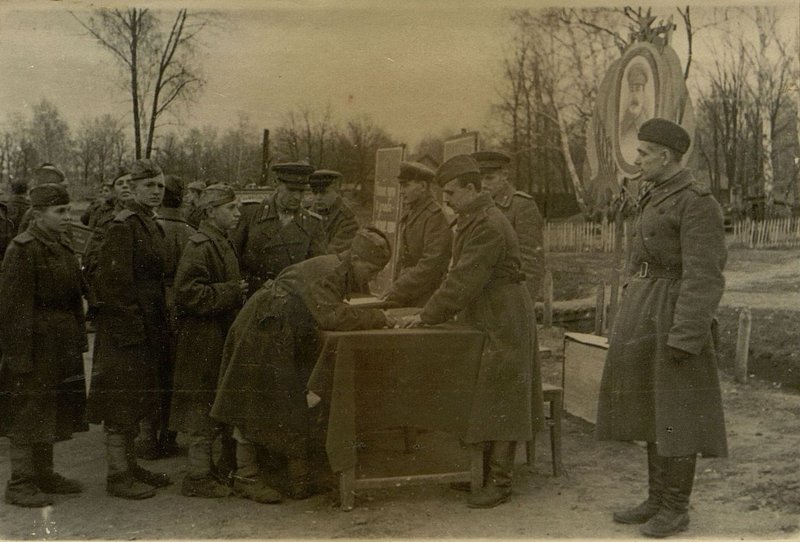 Фотография: Комсомольцы и молодежь пишут письмо товарищу Сталину