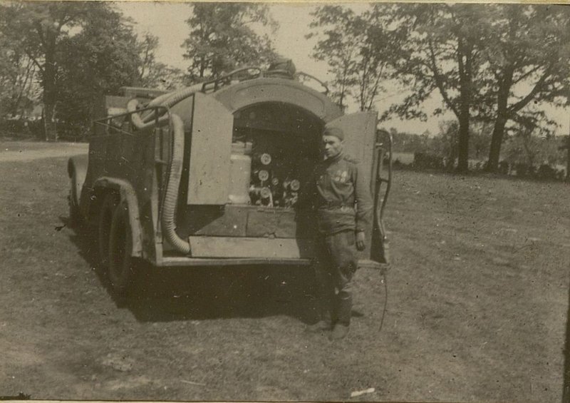 Фотография: Сержант Клименко Н.Т. машиной БЗ-35 за период Отечественной войны заправил 4135 самолетов