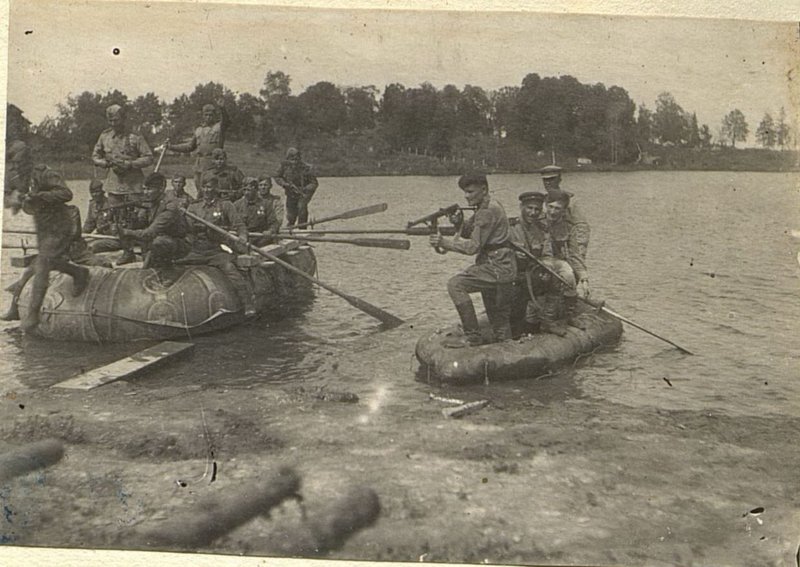 Image: Divisions of the regiment in tactical exercises to overcome the water obstacle. Ozerki July 1943