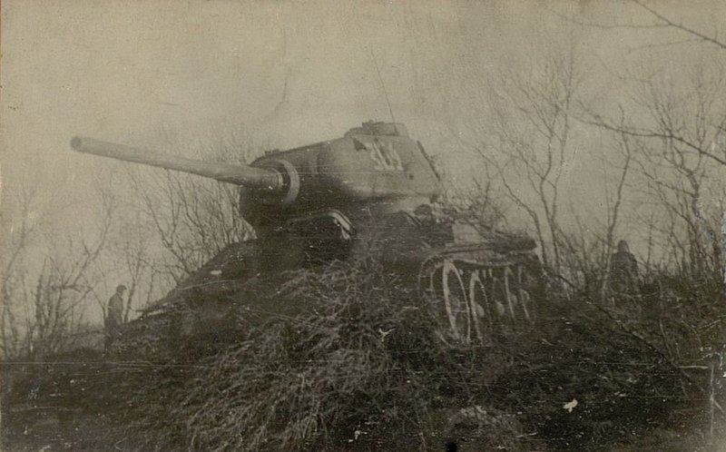 Фотография: Танк Т-34 в движении по каменному грунту в районе кв. 2608