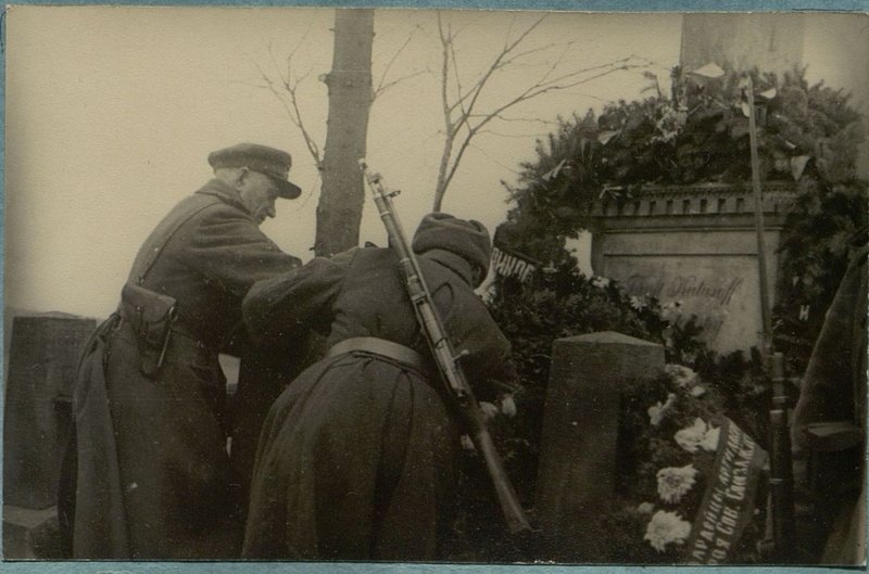 Фотография: Возложение венков на могилу фельдмаршала