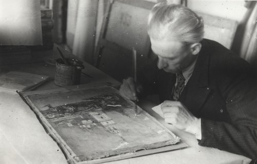 «Государственная Третьяковская галерея в эвакуации. Сотрудник И.А. Федоров за работой.»