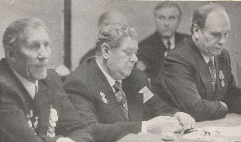 Image: Logashin I.Ya., Kadatsky S.Z., Karpekin to the right in the distance Medvedev D.A. at a meeting of the council of veterans of the regiment in 1980