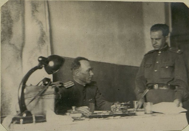 Фотография: Подполковник Селиванов на докладе у начальника политотдела полковника Игнатьева