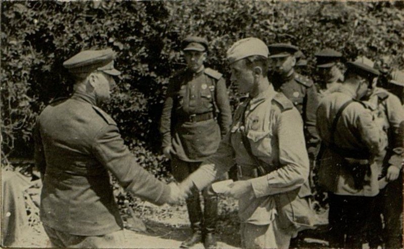 Фотография: Остапенко, Жуковский, Петряев, Самарханов, Воробьев, Чечин, Якков, Алексеенко, Рахимов, Найденов, Резанов, Григоренко, Болбас, Сафарьян - все они в этот день получили ордена Красного Знамени. Ордена Отечественной войны I и II степени получили Горошин, Клименко, Орехов, Коваль, Синявский и Митин