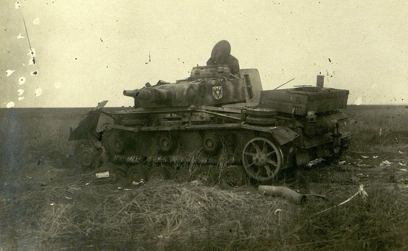 Фотография: Средний танк, подбитый прямыми попаданиями 76 мм бронебойных снарядов 7 батареи 1007 лёгкого артиллерийского полка 12 Артиллерийской Дивизии (АД) Резерва Главного Командования - 6.7.43 в районе МАЙСКАЯ ЗОРЬКА