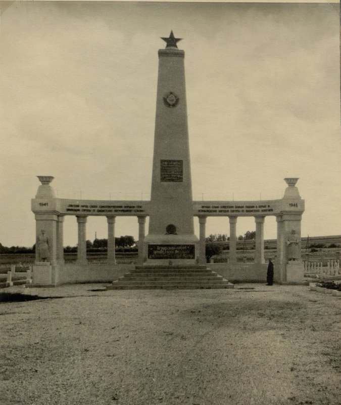 Фотография: г. Мистельбах. Общий памятник и колоннада на воинском кладбище