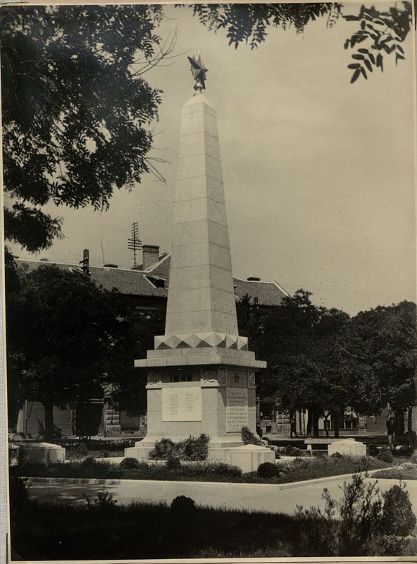 Image: Cegled. Monument - a monument on a separate mass grave