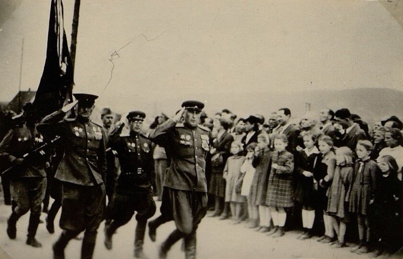 Фотография: с. Поттшах. Колонна Советских войск проходит торжественным маршем после траурного митинга на кладбище