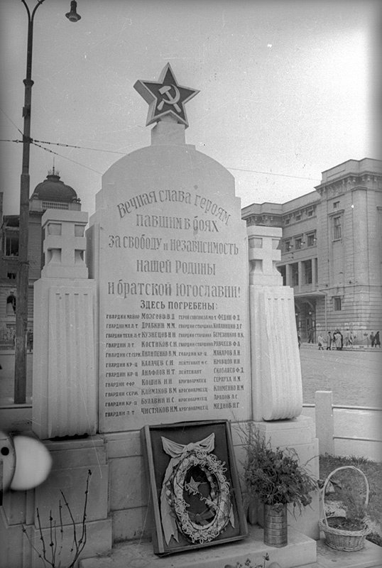 Обелиск на могиле советских воинов