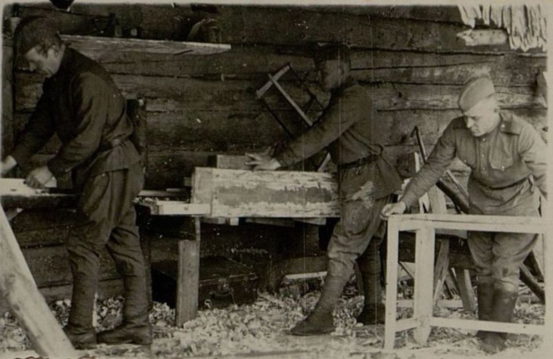 Фотография: Саперы (слева направо) красноармейцы И.С. Лежняев, К.П. Уваров и серж. А.Г. Васильев