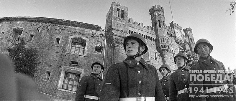Young soldiers near the Kholmsk gates of the memorial site "Hero-castle Brest"