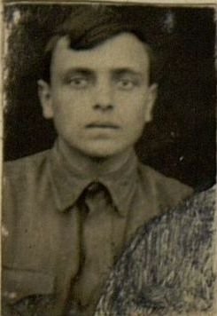 Фотография: Лейтенант медицинской службы Дорошенко Л.П. Погиб 27 августа на "Малой земле" южнее Новороссийска, в боях с немецкими захватчиками. Его имя долго будет жить в наших сердцах.