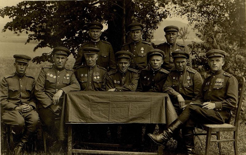 Фотография: Слева направо: Комсорг полка лейтенант Лоскутов, командир полка подполковник Чуприн, Н.Ш. полка подполковник Фролов, Заместитель командира полка по политической части гвардии майор Фидеяев, парторг полка капитан Корекин, нач. О.В.С. Старший лейтенант Кухаренко, Командир сан. роты Старший лейтенант Худошин. (2-ой ряд) агитатор полка капитан Петров, начальник химической службы полка капитан Каплун, заведующий склада ПФС старший сержант Гаевский