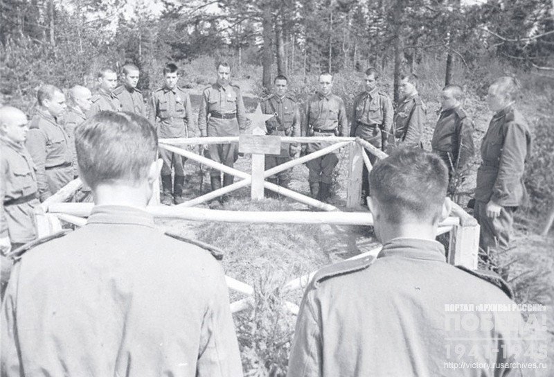 Fellow soldiers near the grave of the fallen comrade, Kizim Aliev